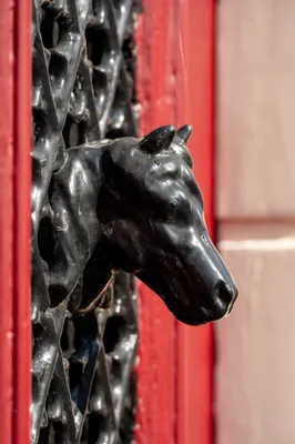 Doesburg-“Verstilde kracht in zwart en rood”