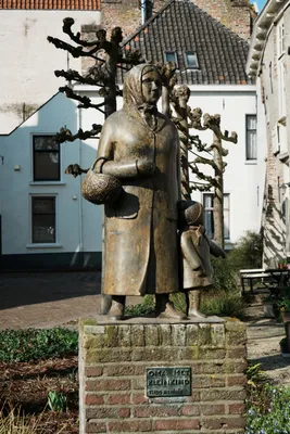 beeld Oma met kleinkind in Doesburg