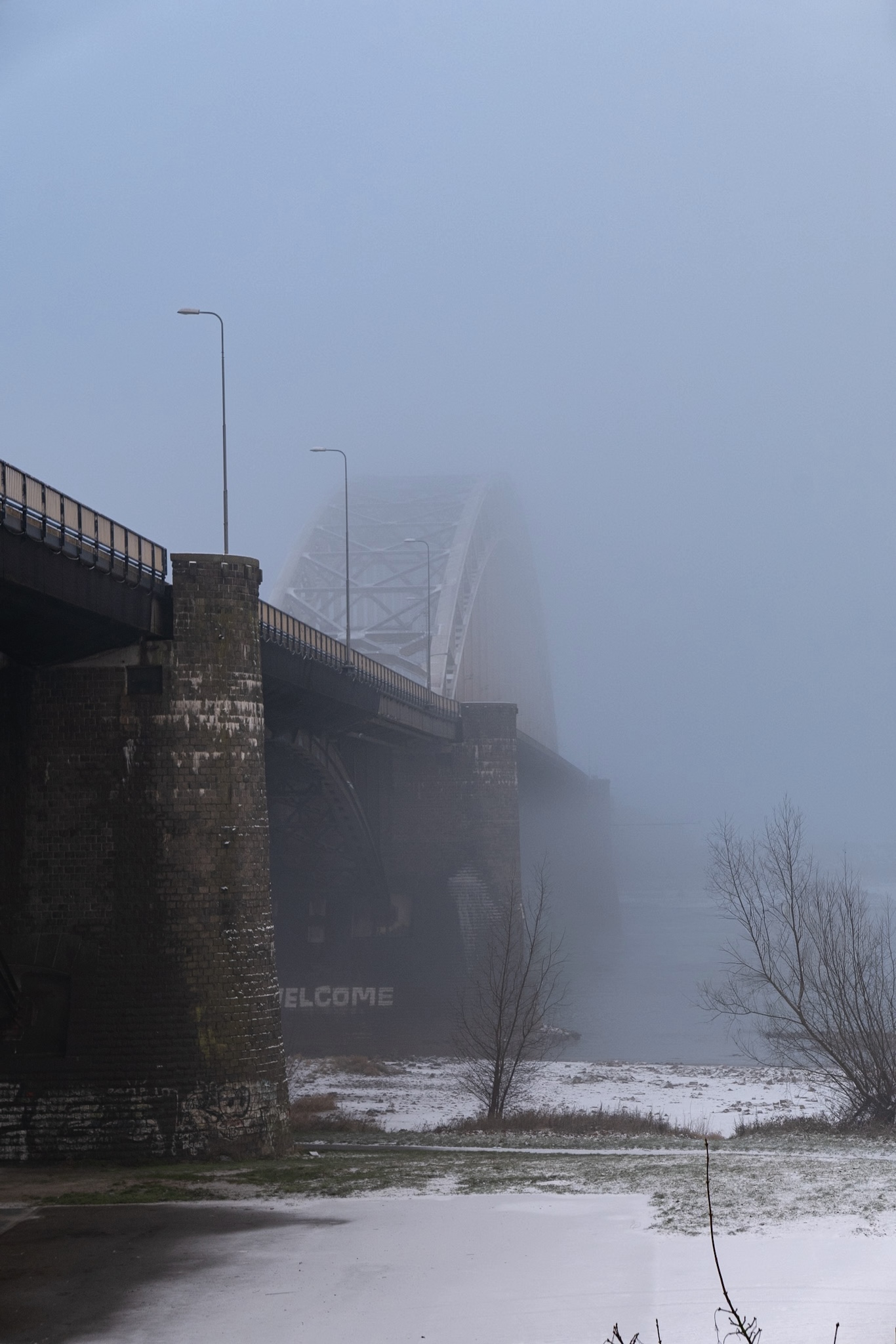 Verlichte brug bij nacht